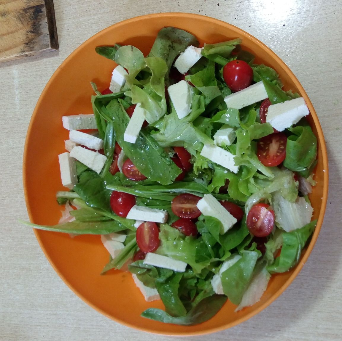 Salada de tomate cereja com queijo e maçã (light)